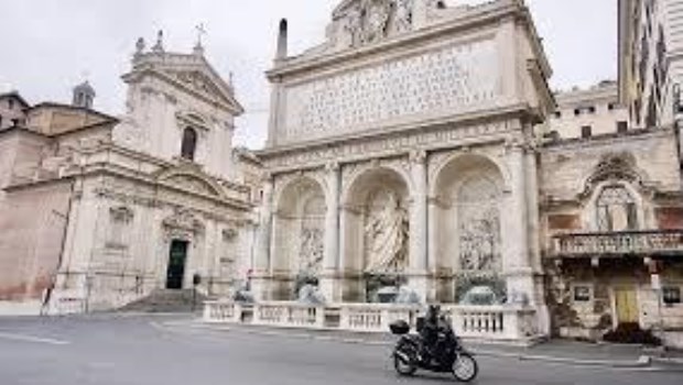 Tras las críticas de la Iglesia, el gobierno italiano habilita las misas