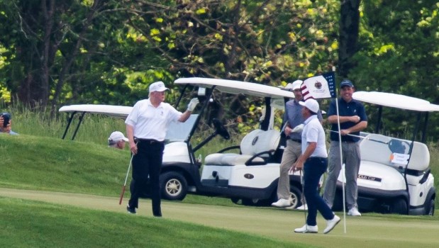 Trump volvió al golf tras más de dos meses de inactividad por el coronavirus