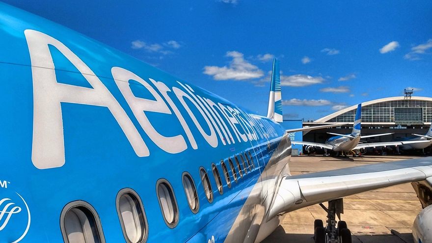 Aerolíneas Argentinas suspenderá a a casi 8 mil trabajadores por dos meses