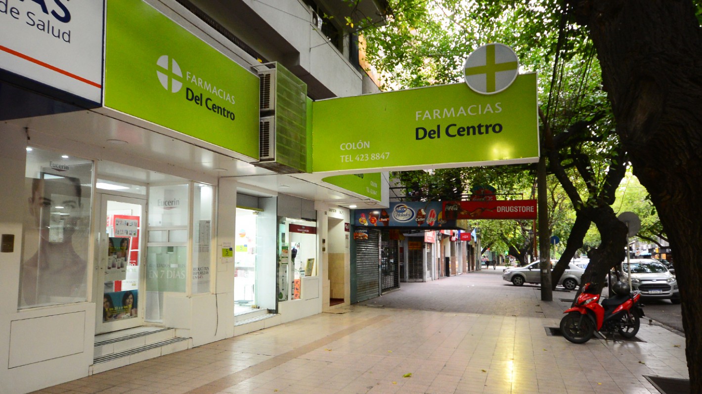El emotivo cartel a una farmacéutica en un edificio de Mendoza