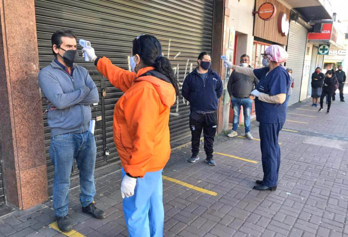 Toman la temperatura en filas  de bancos y centros de cobro