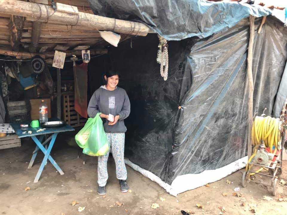 Quedó en la calle y vive junto a su pareja  en una casa de nailon