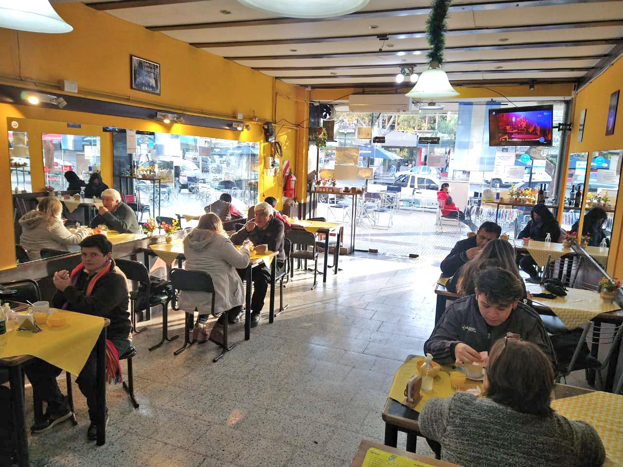Extraño robo de dos vehículos estacionados a menos de una cuadra de distancia