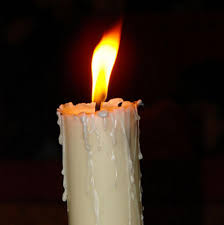 Una vela originó un incendio que causó pérdidas totales