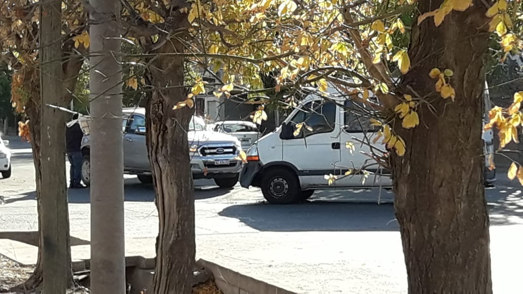 Chocaron camioneta y combi en avenida Colón