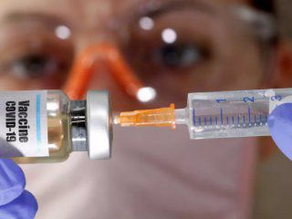 Un laboratorio británico comenzó a producir vacunas contra el coronavirus