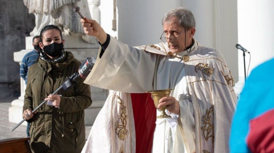 Un cura realizó un «exorcismo» para «expulsar al coronavirus» de Argentina