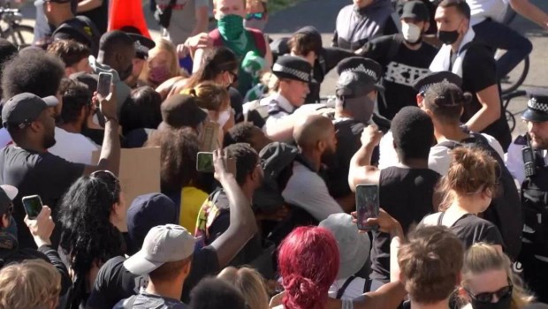 Cientos de manifestantes se enfrentaron con la policía frente a la residencia del gobierno británico