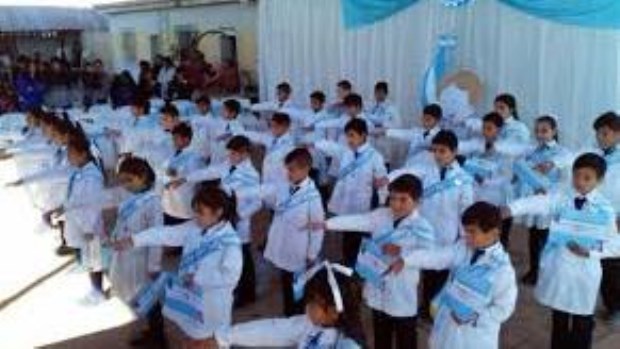 Algunas provincias ya preparan ceremonias virtuales para que los chicos concreten la promesa a la Bandera este año