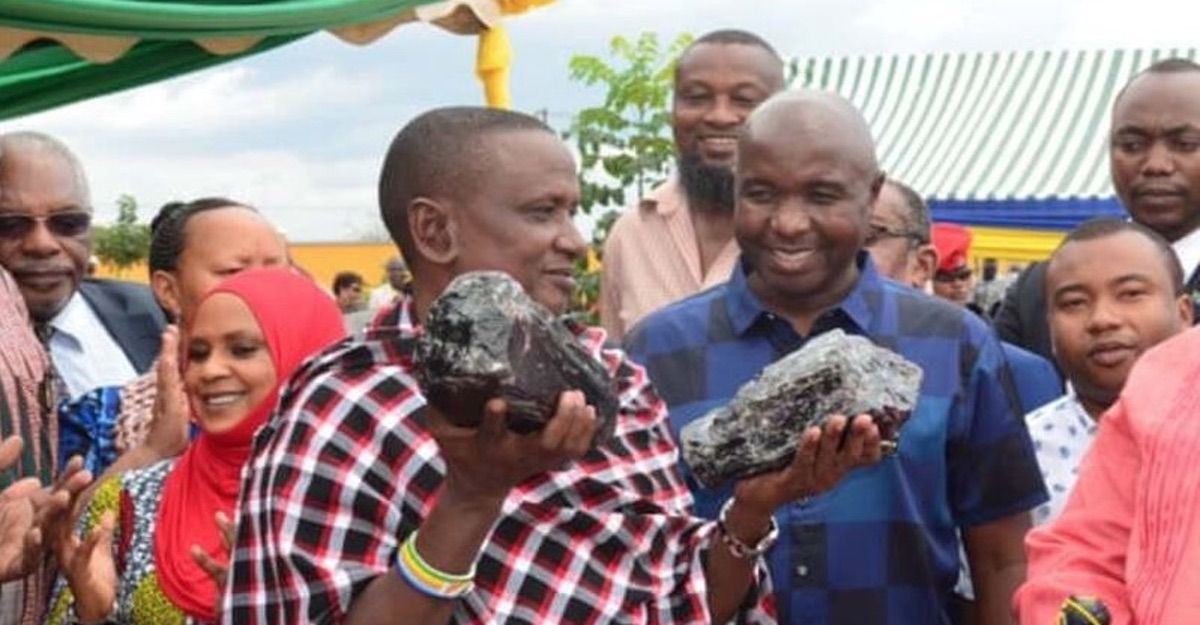 Un minero de Tanzania encontró dos piedras preciosas gigantes y ahora es millonario