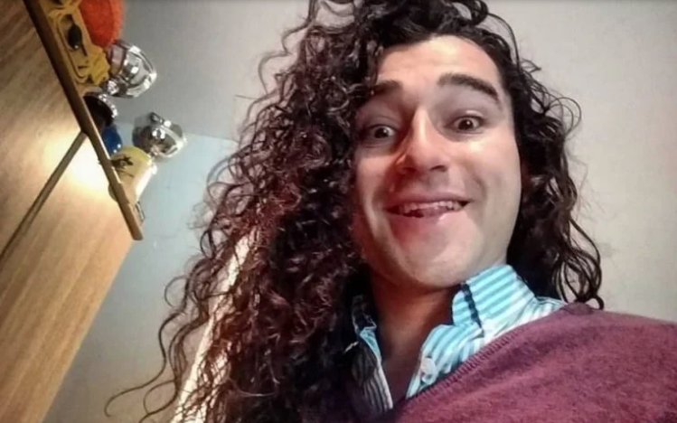 Un profesor de San Carlos se dejó crecer el pelo durante seis años y se lo donará a una paciente oncológica