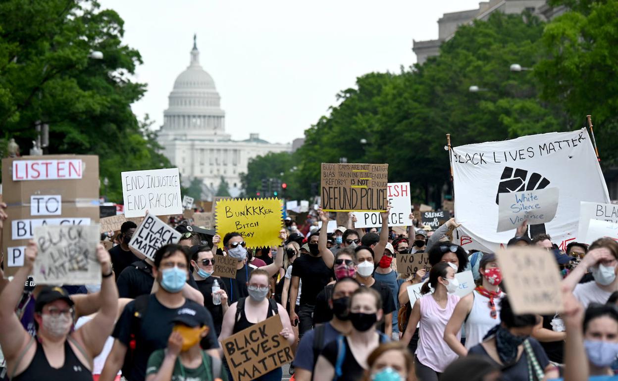 Multitudinaria protesta contra el racismo en Washington, mientras Floyd fue despedido en su ciudad