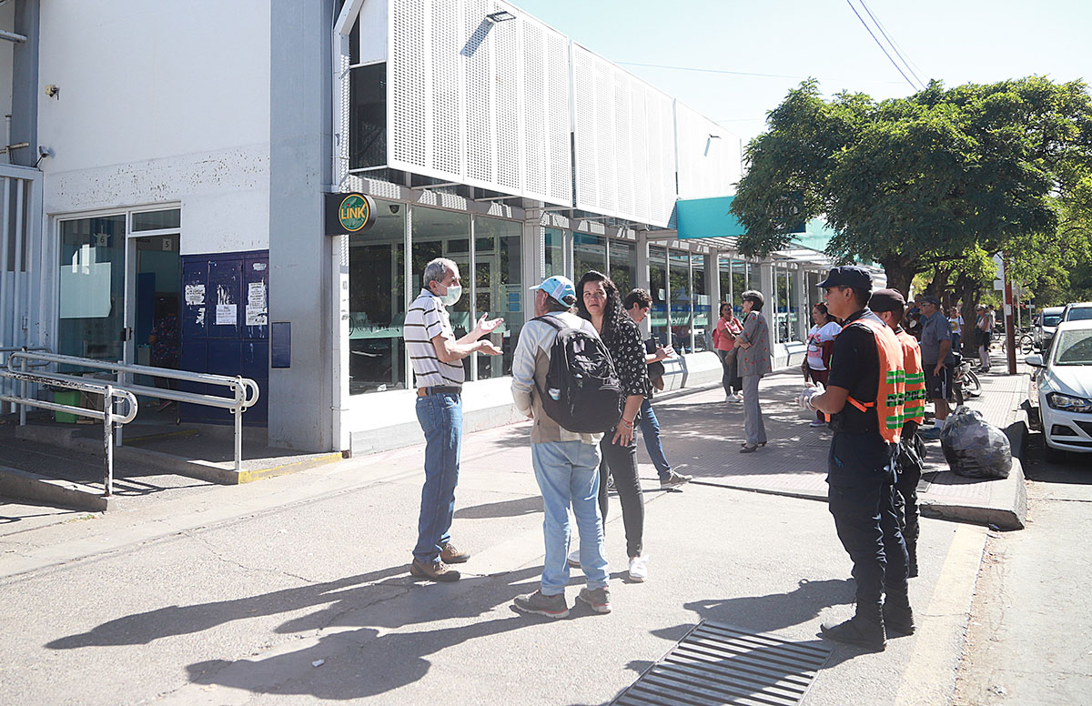 Falta seguridad  alrededor de uno  de los principales bancos de cobro  de jubilados