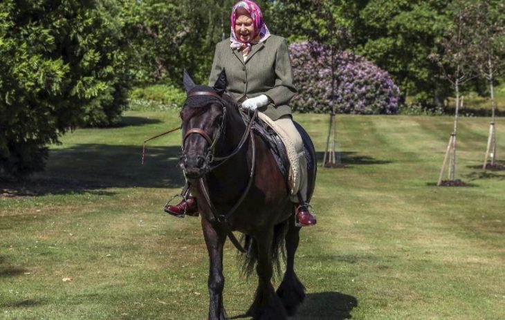 A sus 94 años la reina Isabel II pasea montando su caballo