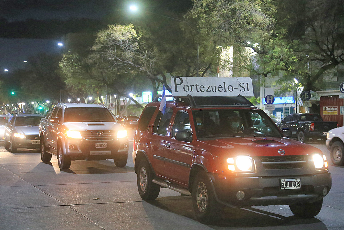 Más de 300 vehículos participaron del «Caravanazo» en defensa de Portezuelo