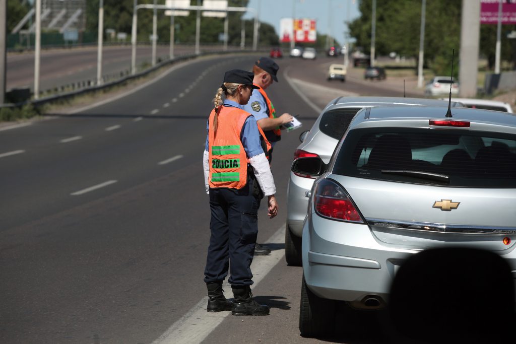 Unos 2 mil policías salen a la calle para controlar la circulación de personas en Mendoza
