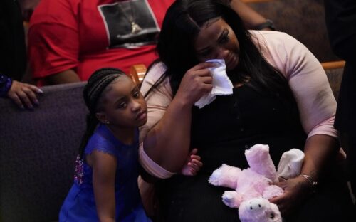 La hija de George Floyd se convierte en accionista de Disney de la mano de Barbra Streisand