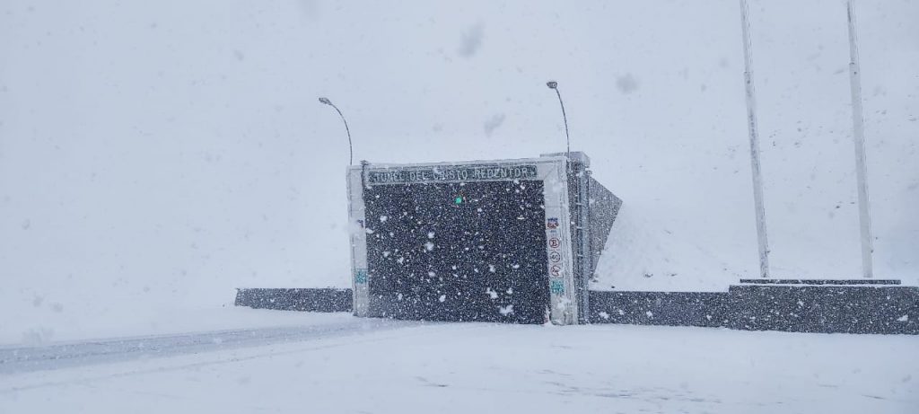 Alta montaña: Cerca de 200 camioneros esperan la apertura del Paso a Chile