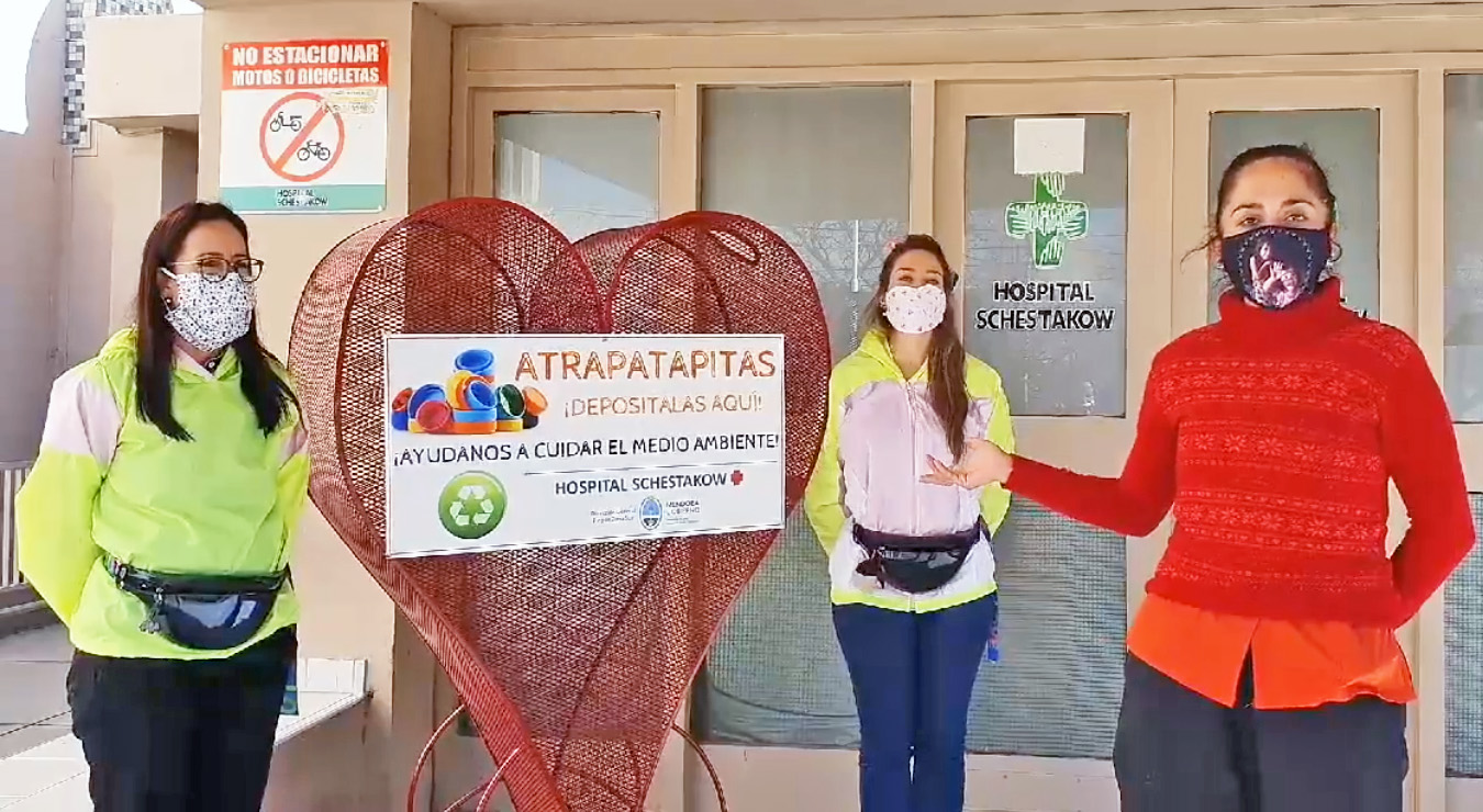 En el ingreso al Schestakow colocaron un  “corazón metálico” para dejar tapitas plásticas