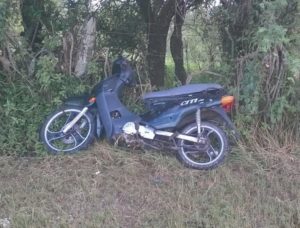 Robaron una moto, se arrepintieron y la dejaron abandonada