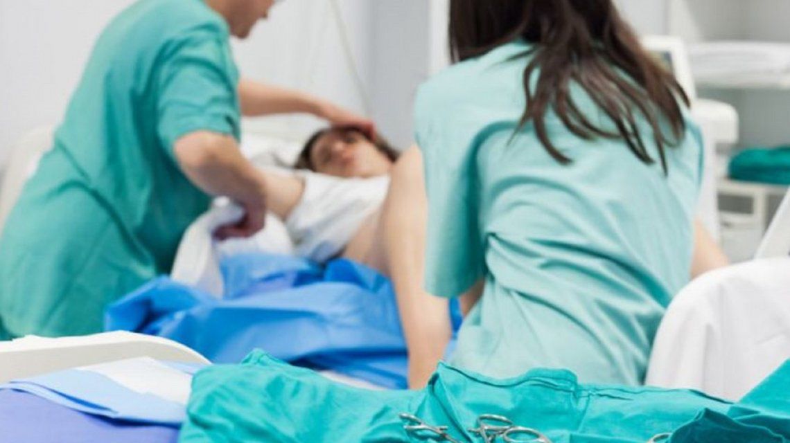Coronavirus: primer contagio de madre a hijo vía placenta