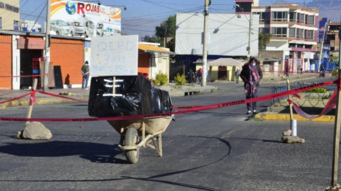 Coronavirus en Bolivia: protesta con un ataúd en la calle por la saturación de los cementerios