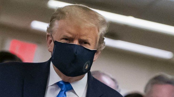 Donald Trump se mostró por primera vez desde el inicio de la pandemia con un barbijo en público