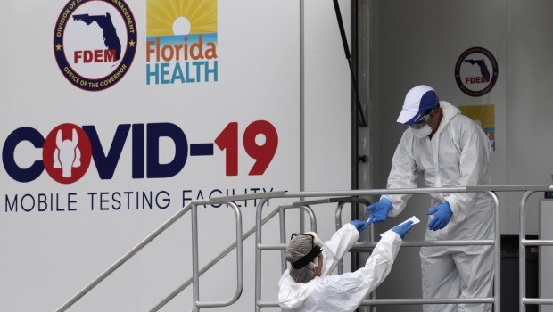 Analizan volver a fase 1 en 18 estados estadounidenses tras un récord de casos de coronavirus