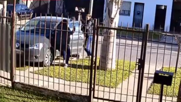 Buenos Aires violento: Le roban el auto con su hijo de seis años adentro y lo arrojan a la calle a las dos cuadras