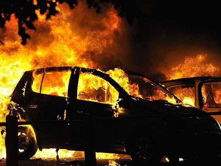 Pánico en Godoy Cruz: quemacoches incendiaron más de 10 autos esta madrugada