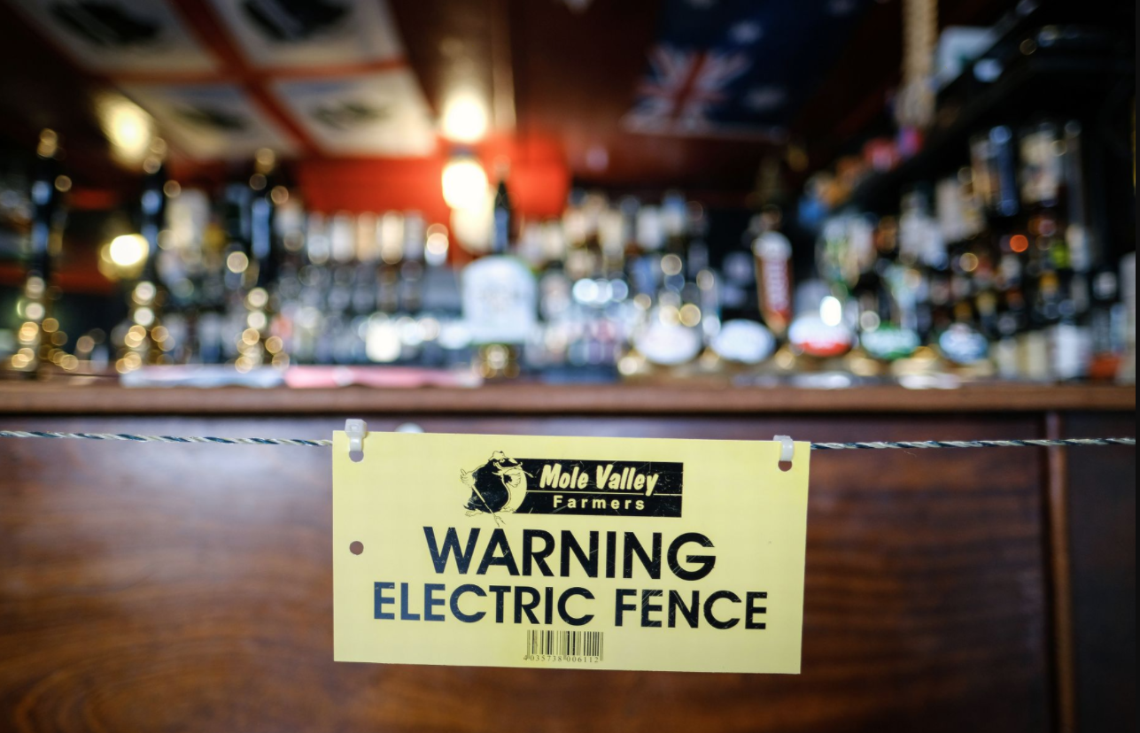 Polémico: Un pub inglés instaló una cerca eléctrica para imponer la distancia social a sus clientes