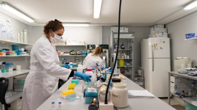 Un laboratorio alemán asegura que en diciembre tendrá listas millones de dosis de una vacuna contra el coronavirus