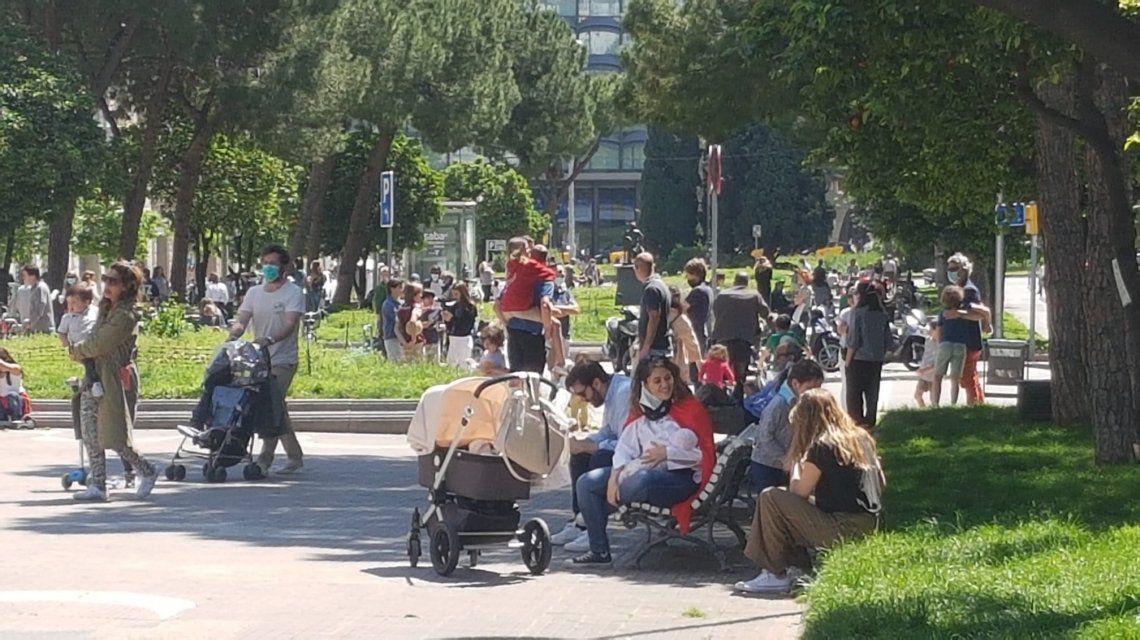 Rebrote de coronavirus en España: prohíben fumar en la calle y anuncian el cierre de boliches