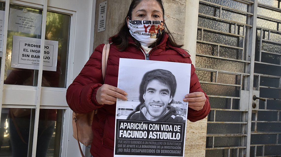 La mamá de Facundo Astudillo Castro sospecha que la policía está usando el celular de su hijo
