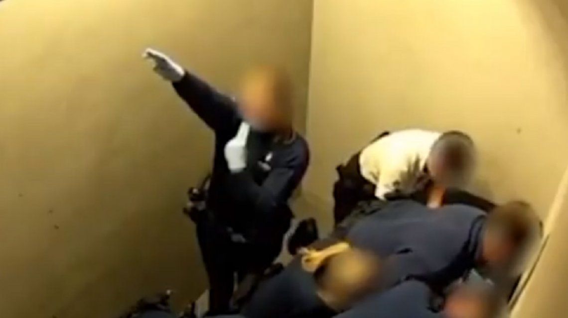 Cuatro agentes de la policía de Bélgica asfixiaron a un hombre esposado hasta matarlo