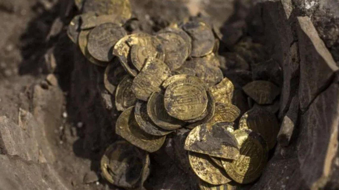¡El sueño de todos! Adolescentes descubrieron un tesoro de oro de hace 1.000 años