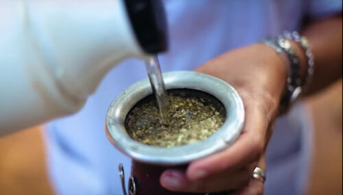 La Pampa: amenazan con dejar sin yerba a un pueblo para que la gente no comparta el mate