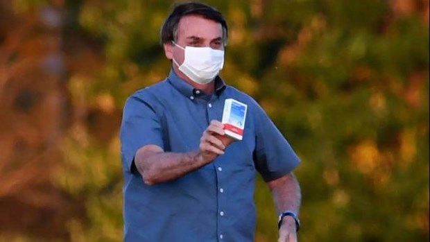 Después de amenazar con pegarle a un periodista, Bolsonaro denunció a la cadena Globo por lavado de dinero