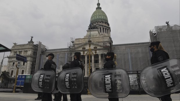 #27A: CFK llamó a Santilli para que retire el vallado instalado en el Congreso por la protesta contra la reforma judicial