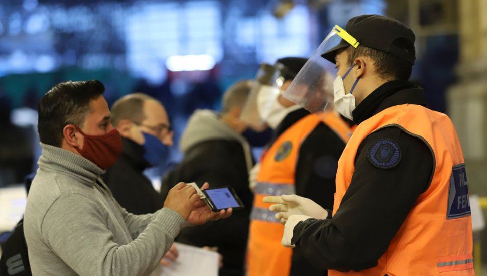 Oficial: El Gobierno prohibió por decreto todas las reuniones sociales por dos semanas