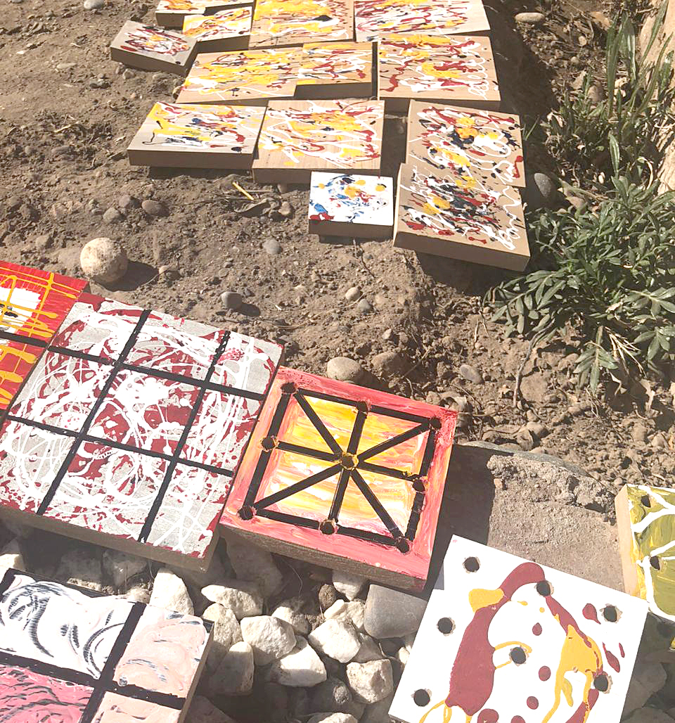 Las reinas vendimiales están haciendo juguetes reciclados para regalar a los niños en su día