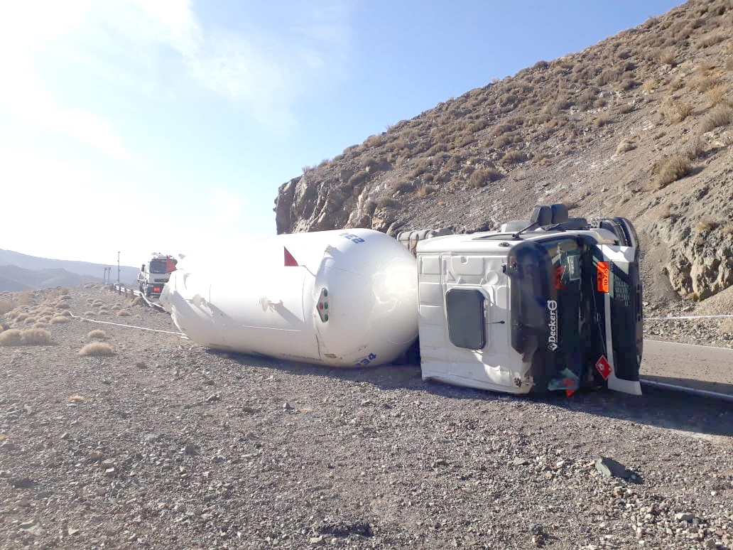 Camionero que llevaba una carga de gas comprimido, estaba alcoholizado y volcó sobre una ruta en Malargüe