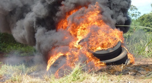 Recordaron el daño ambiental que produce quemar neumáticos  en heladas