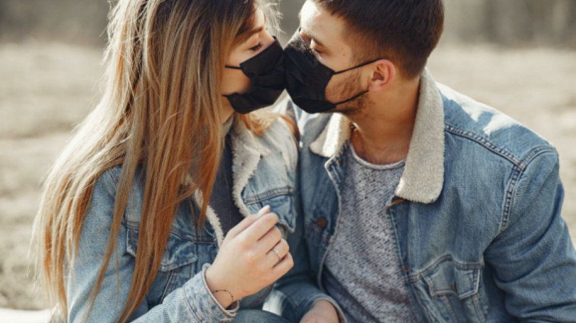Relaciones sexuales con barbijo y sin besos: las recomendación que dieron en Canadá