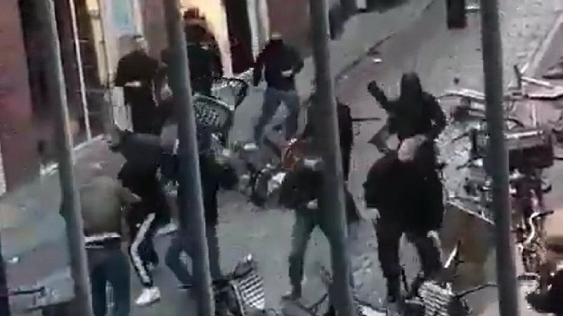 VIDEO: Batalla campal entre hinchas en Holanda