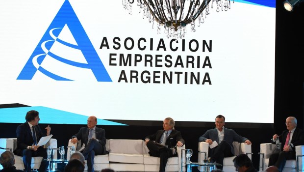 Empresarios piden al Gobierno evitar los controles de precios y el congelamiento de tarifas