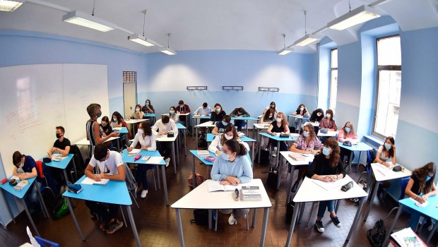 Italia inició la vuelta a clases y extiendió el uso obligatorio de barbijo en lugares cerrados