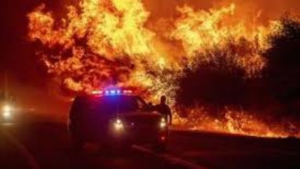 Al menos siete muertos y decenas de miles de evacuados en incendios de la costa oeste de Estados Unidos