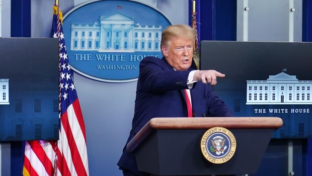 Trump molesto porque le preguntaron por qué les mintió a los estadounidenses con el coronavirus