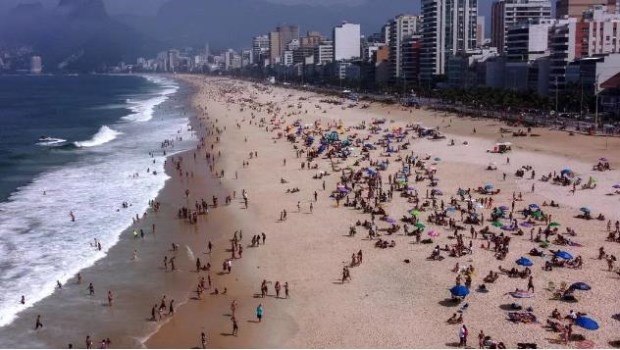 Río de Janeiro renueva restricciones por el coronavirus tras aglomeraciones en bares y playas